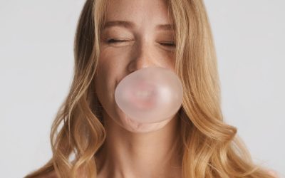 chica comiendo chicle con los ojos cerrados